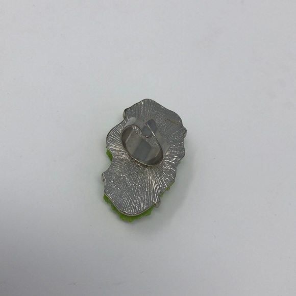 Oversized green crystal cocktail ring - Picture 3 of 3